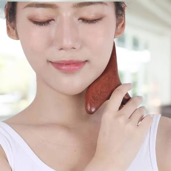Gua_Sha_Bois_précieux_cou