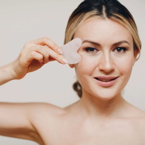 Gua_Sha_Jade_Naturel_Peau_Tonique_cerne