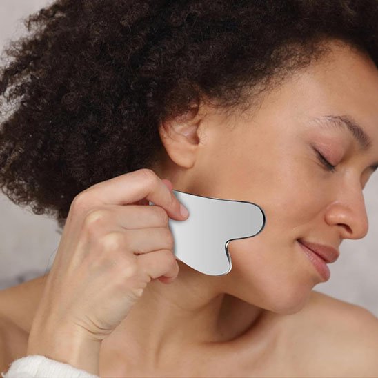 Gua_Sha_en_acier_Wellness_tension_Lisse_Joues